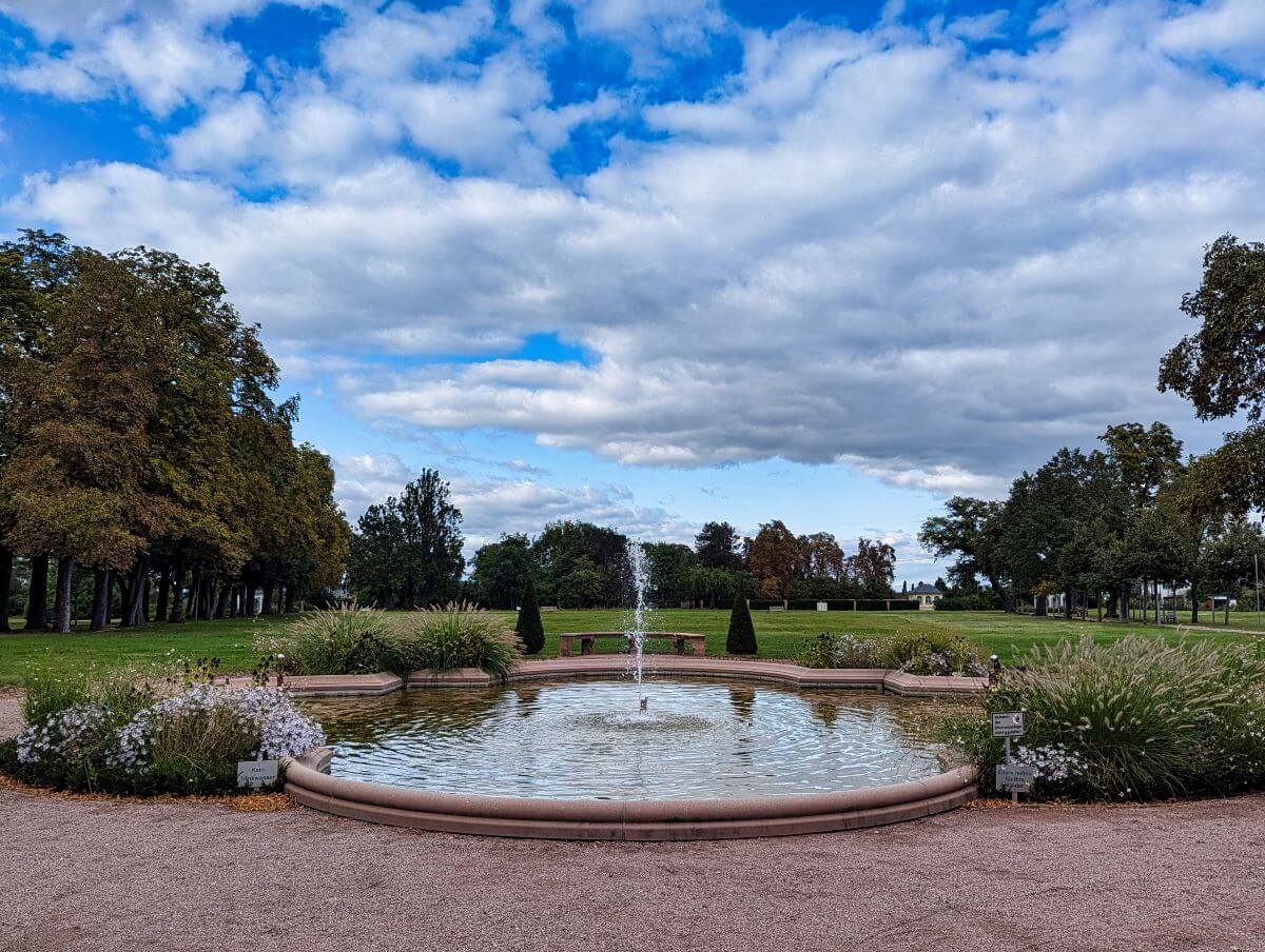 Der plätschernde Brunnen bildetet den Mittelpunkt im Schlosspark von Schloss Braunshardt